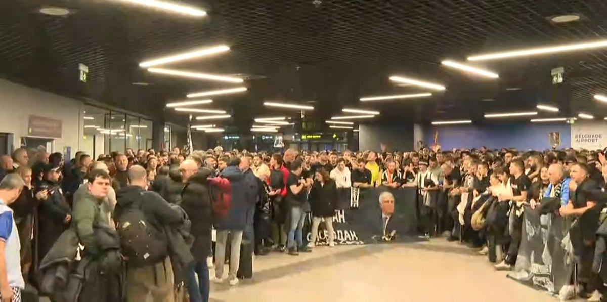 Fani Partizan pe aeroportul din Belgrad