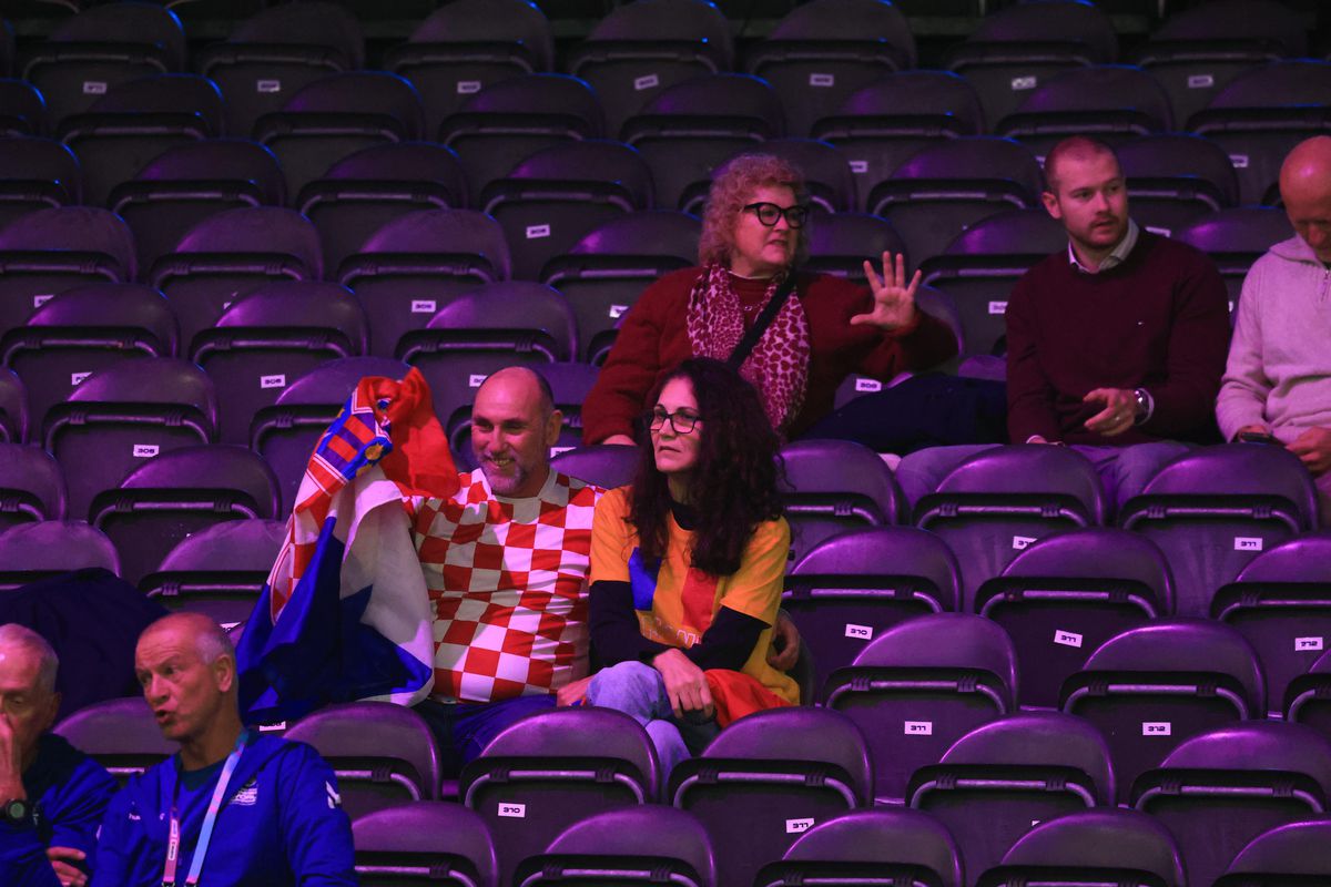 Cu fanii români nu te plictisești! » Prezențe de senzație în tribune, la România - Croația, debutul în grupa de Mondial