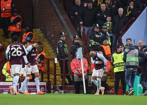 Haos la Aston Villa - Young Boys: fanii adverși i-au spart capul marcatorului golului! Jucătorul nu s-a lăsat și i-a provocat din nou!