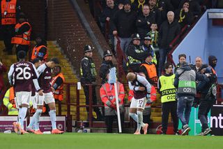 Haos la Aston Villa - Young Boys: fanii adverși i-au spart capul marcatorului golului! Jucătorul nu s-a lăsat și i-a provocat din nou!