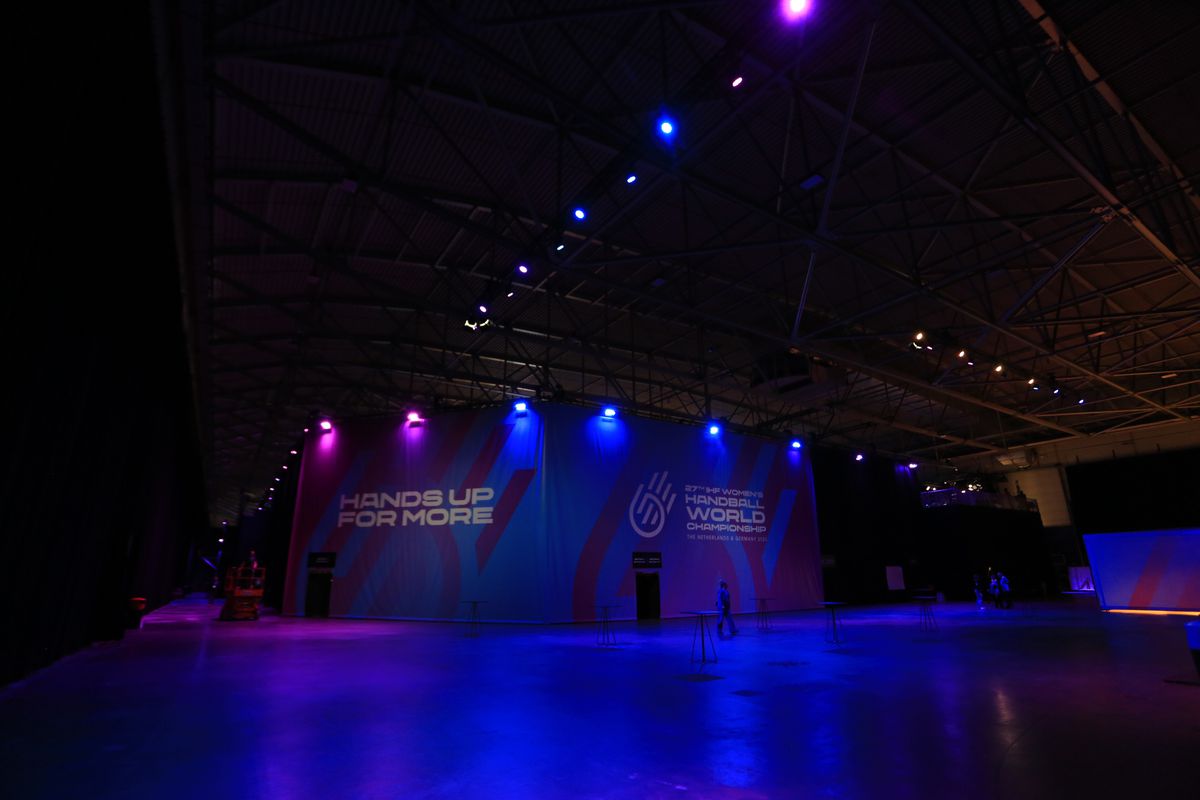 Mai mult decât o arenă de handbal » Cum arată Rotterdam Ahoy, „labirintul” în care România joacă la CM de handbal: imagini impresionante din culise! + cât costă o bere la 350 ml