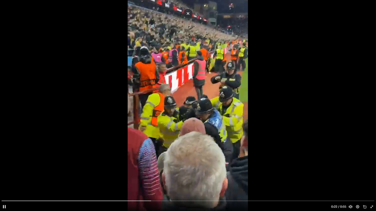 Haos la Aston Villa - Young Boys: fanii adverși i-au spart capul marcatorului golului! Jucătorul nu s-a lăsat și i-a provocat din nou!