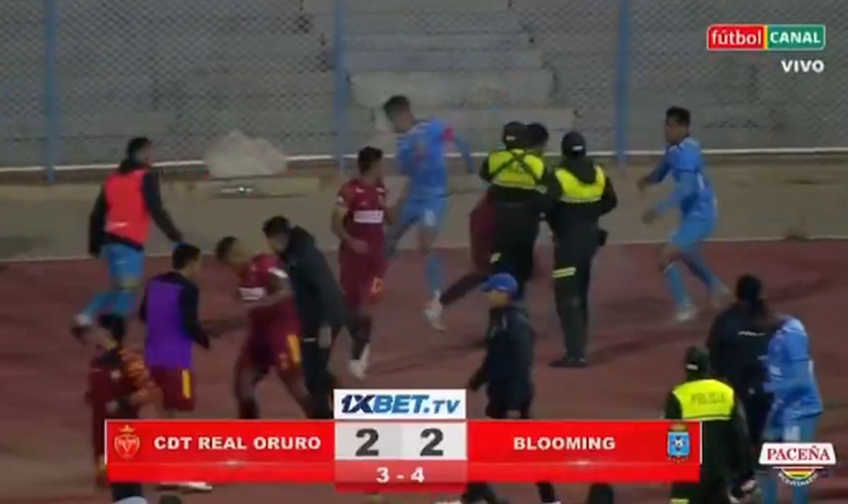 Meci BRUTAL: 17 eliminări, antrenor cu capul spart și gaze lacrimogene pe teren!