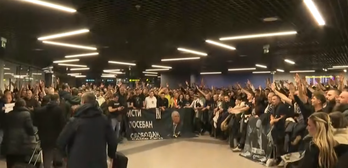 Ultrașii rivalei au invadat aeroportul din Belgrad înainte de Steaua Roșie - FCSB: Belodedici prins între fani