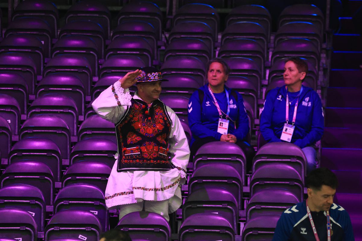 Cu fanii români nu te plictisești! » Prezențe de senzație în tribune, la România - Croația, debutul în grupa de Mondial