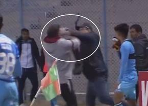 Meci BRUTAL: 17 eliminări, antrenor cu capul spart și gaze lacrimogene pe teren!