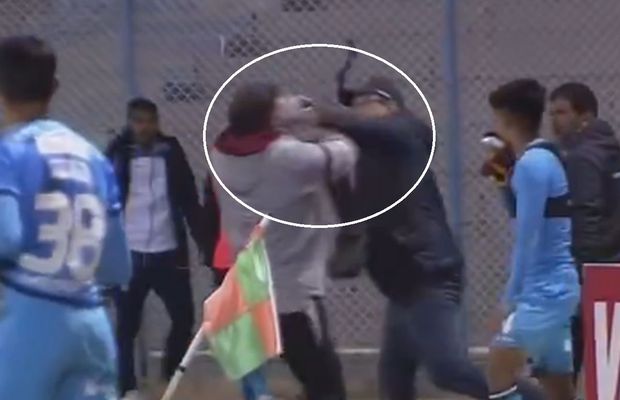 Meci BRUTAL: 17 eliminări, antrenor cu capul spart și gaze lacrimogene pe teren!