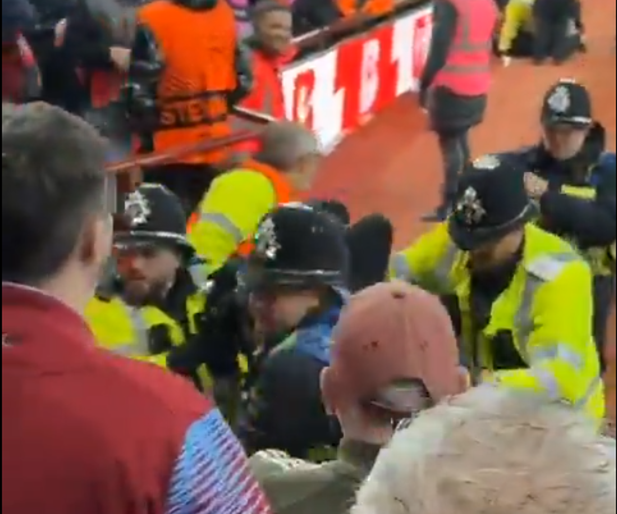 Haos la Aston Villa - Young Boys: fanii adverși i-au spart capul marcatorului golului! Jucătorul nu s-a lăsat și i-a provocat din nou!