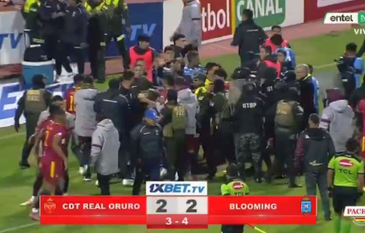 Meci BRUTAL: 17 eliminări, antrenor cu capul spart și gaze lacrimogene pe teren!