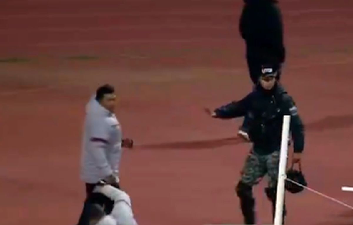 Meci BRUTAL: 17 eliminări, antrenor cu capul spart și gaze lacrimogene pe teren!