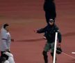 Meci BRUTAL: 17 eliminări, antrenor cu capul spart și gaze lacrimogene pe teren!