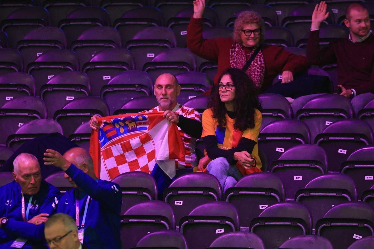 Cu fanii români nu te plictisești! » Prezențe de senzație în tribune, la România - Croația, debutul în grupa de Mondial