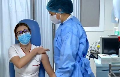 VIDEO A început vaccinarea anti-COVID în România » Asistenta Mihaela Anghel, primul român imunizat: „Le transmit oamenilor să deschidă ochii”