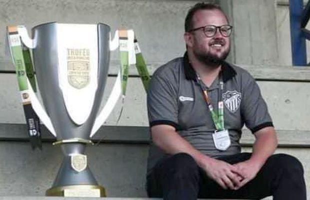 Fantastic! Fanul singuratic din 2012 a câștigat acum primul trofeu în calitate de președinte al clubului!