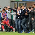 Radu Paligora, în spatele lui Laurențiu Reghecampf și Mihai Stoica, sărbătorind un gol marcat de FCSB