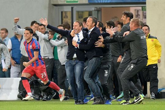 Radu Paligora, în spatele lui Laurențiu Reghecampf și Mihai Stoica, sărbătorind un gol marcat de FCSB