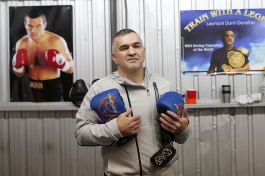 Doroftei, în garajul din Laval, cu două postere cu el pe fundal / FOTO: Cristi Preda (GSP)