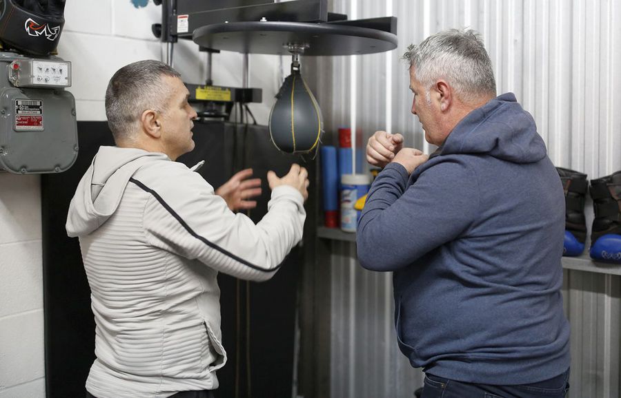 Jurnalistul Marius Mărgărit ia lecții de la campionul Leonard Doroftei Gazeta l-a vizitat în Canada pe Leonard Doroftei » Interviu de colecție din garajul transformat în sală de antrenament: „Am renăscut aici, dar mi-e dor de România!”