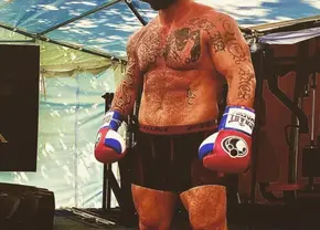 Un sportiv antivaccinist a murit la câteva zile după ce s-a externat din spital