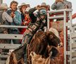 O adolescentă din SUA vrea să devină prima femeie care participă în circuitul profesionist de rodeo cu tauri