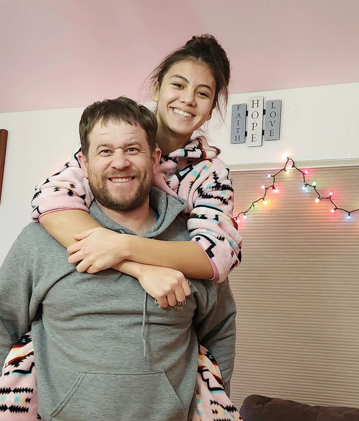 O adolescentă din SUA vrea să devină prima femeie care participă în circuitul profesionist de rodeo cu tauri