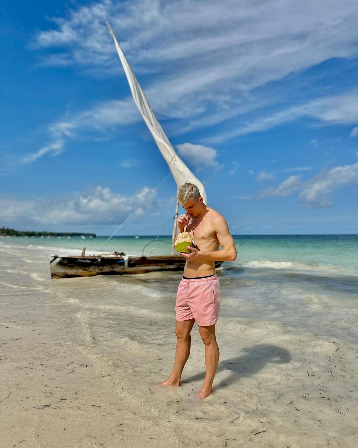 Nuntă de lux la FCSB! Cerere spectaculoasă pe plaja din Zanzibar, căsătorie în orașul natal din România