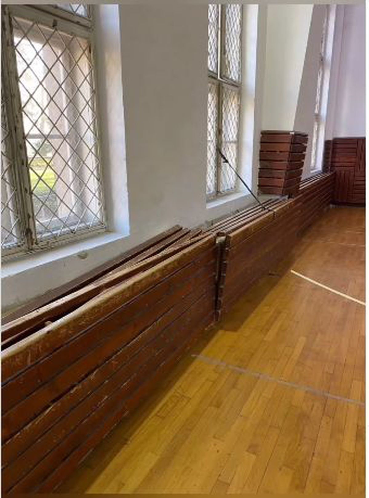 Imagini deplorabile cu stadionul unei echipe de tradiție, aflată pe val » Vestiarul stă să cadă, iar antrenorul n-a mai suportat