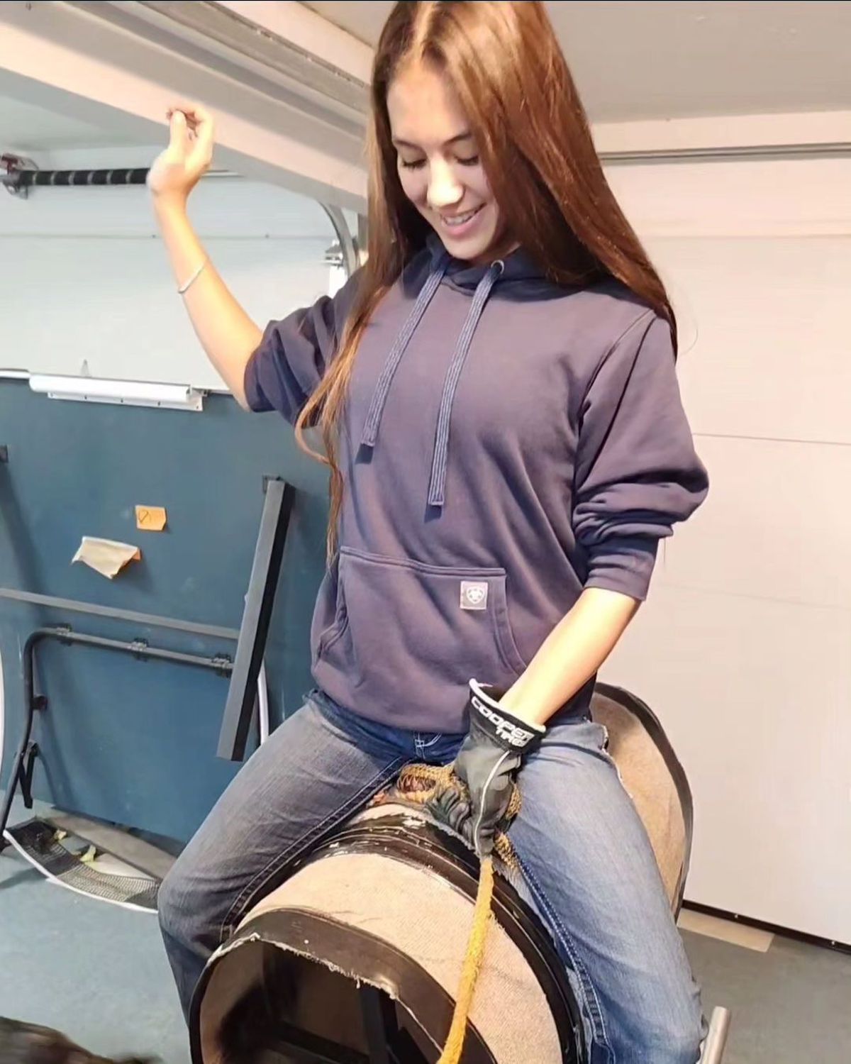 O adolescentă din SUA vrea să devină prima femeie care participă în circuitul profesionist de rodeo cu tauri