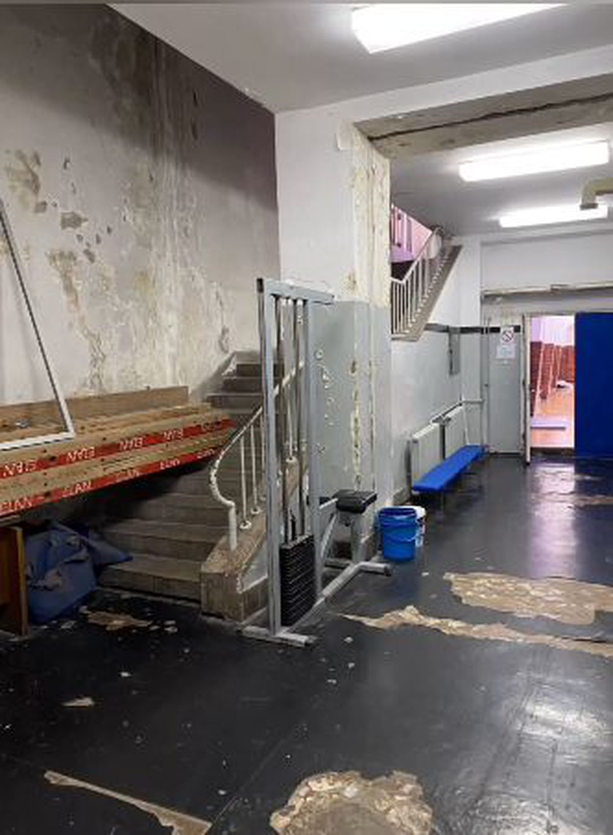 Imagini deplorabile cu stadionul unei echipe de tradiție, aflată pe val » Vestiarul stă să cadă, iar antrenorul n-a mai suportat