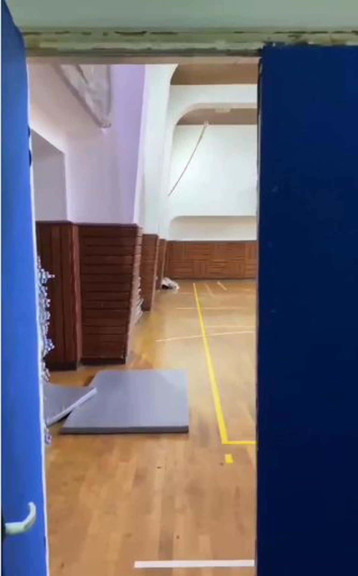 Imagini deplorabile cu stadionul unei echipe de tradiție, aflată pe val » Vestiarul stă să cadă, iar antrenorul n-a mai suportat