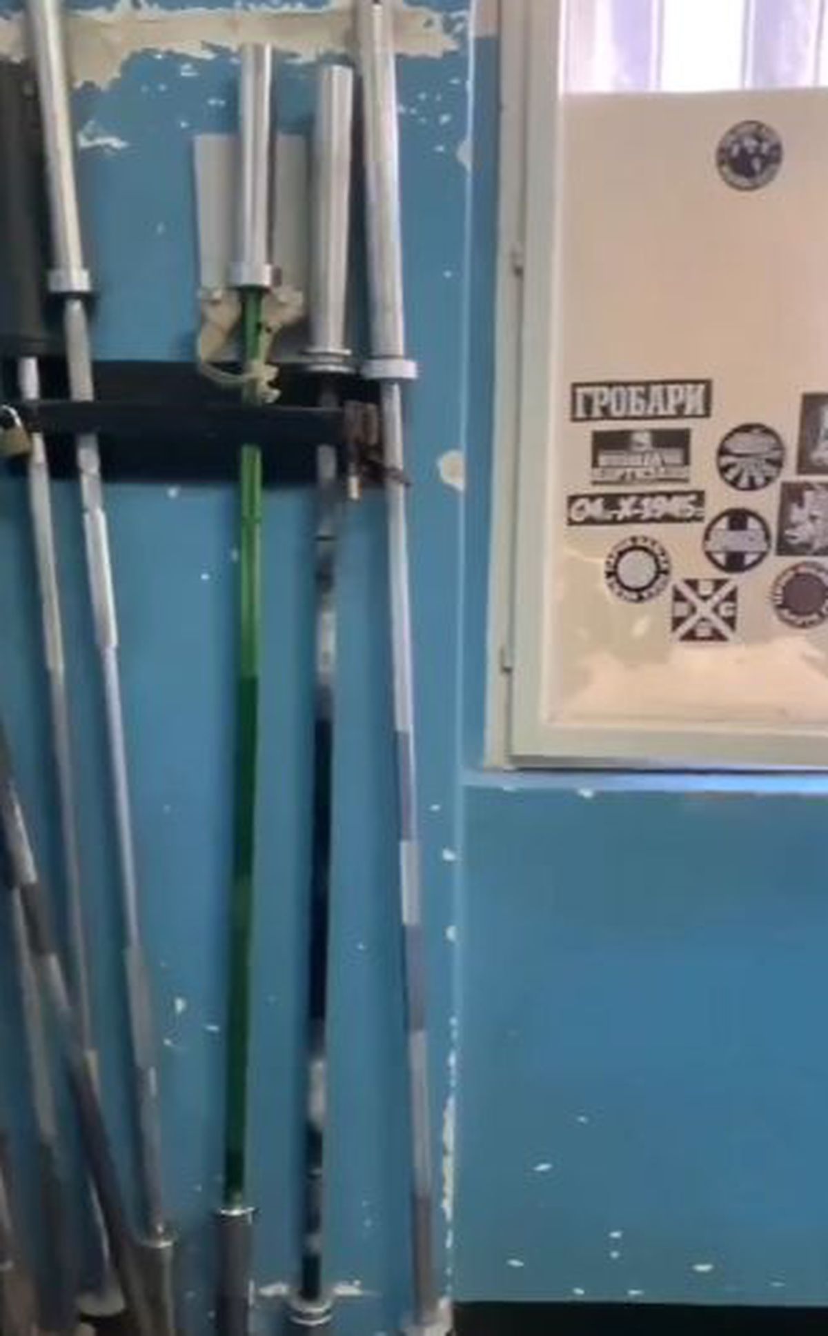 Imagini deplorabile cu stadionul unei echipe de tradiție, aflată pe val » Vestiarul stă să cadă, iar antrenorul n-a mai suportat