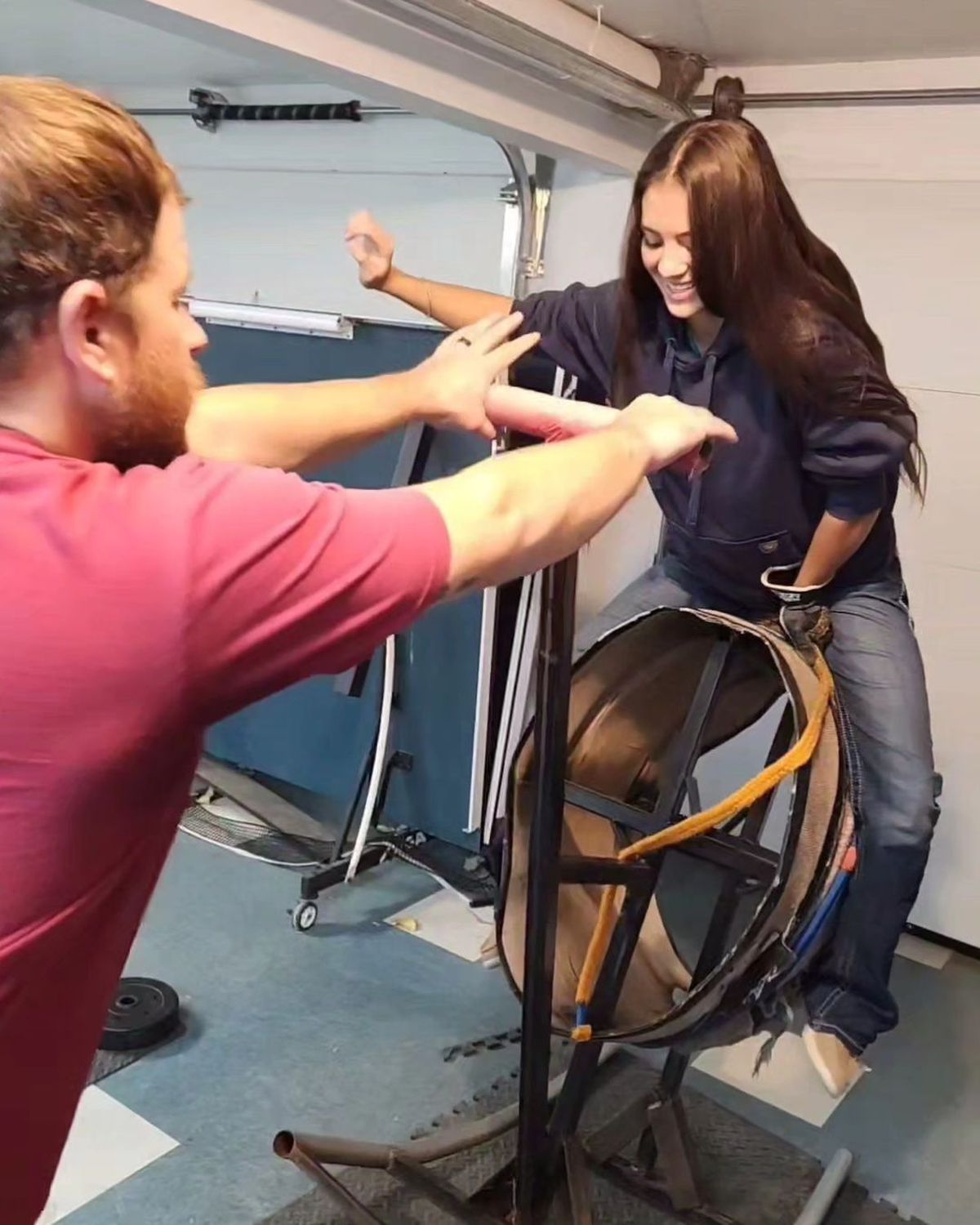 O adolescentă din SUA vrea să devină prima femeie care participă în circuitul profesionist de rodeo cu tauri