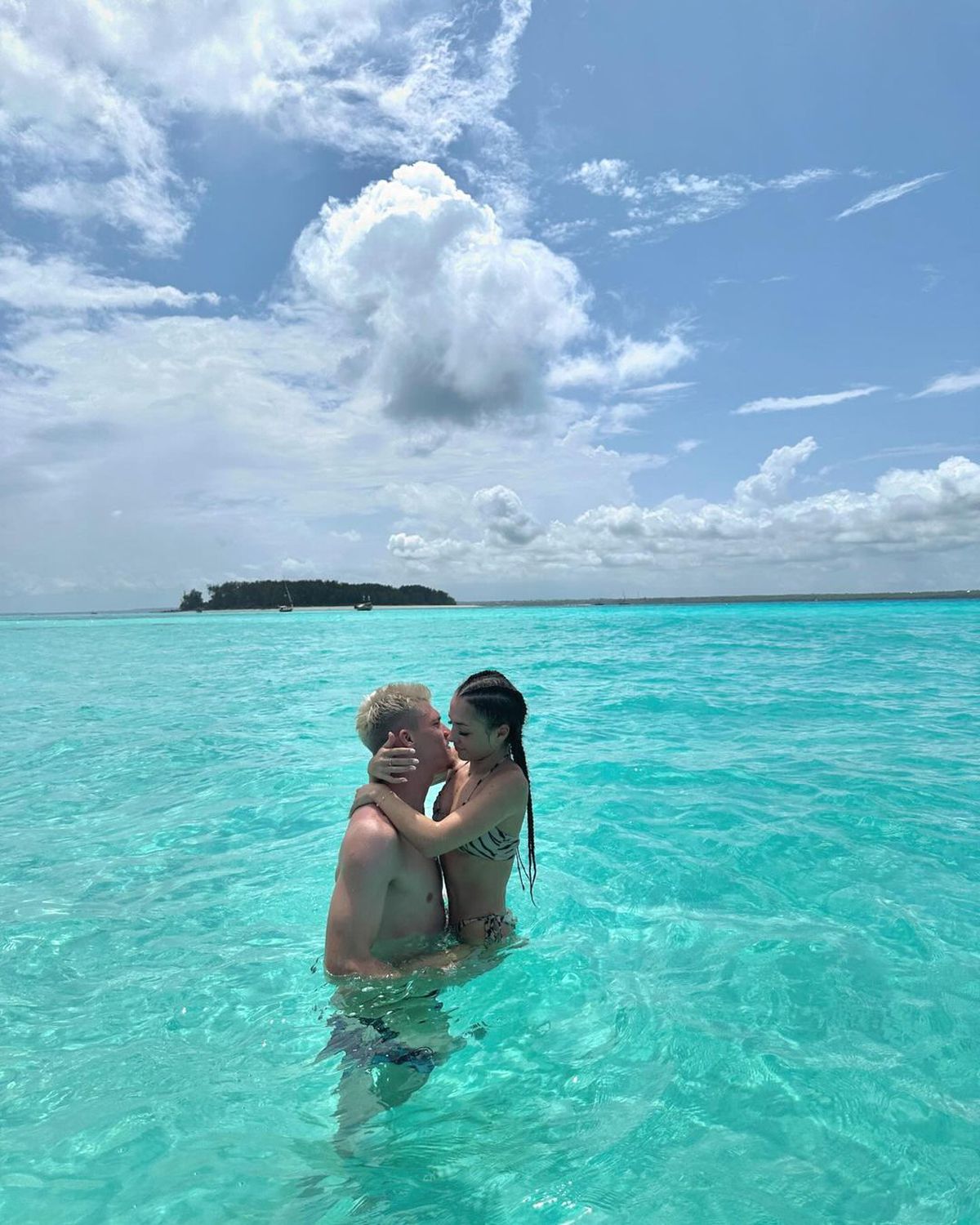 Vacanță de vis în Zanzibar pentru titularul de la FCSB și iubita lui