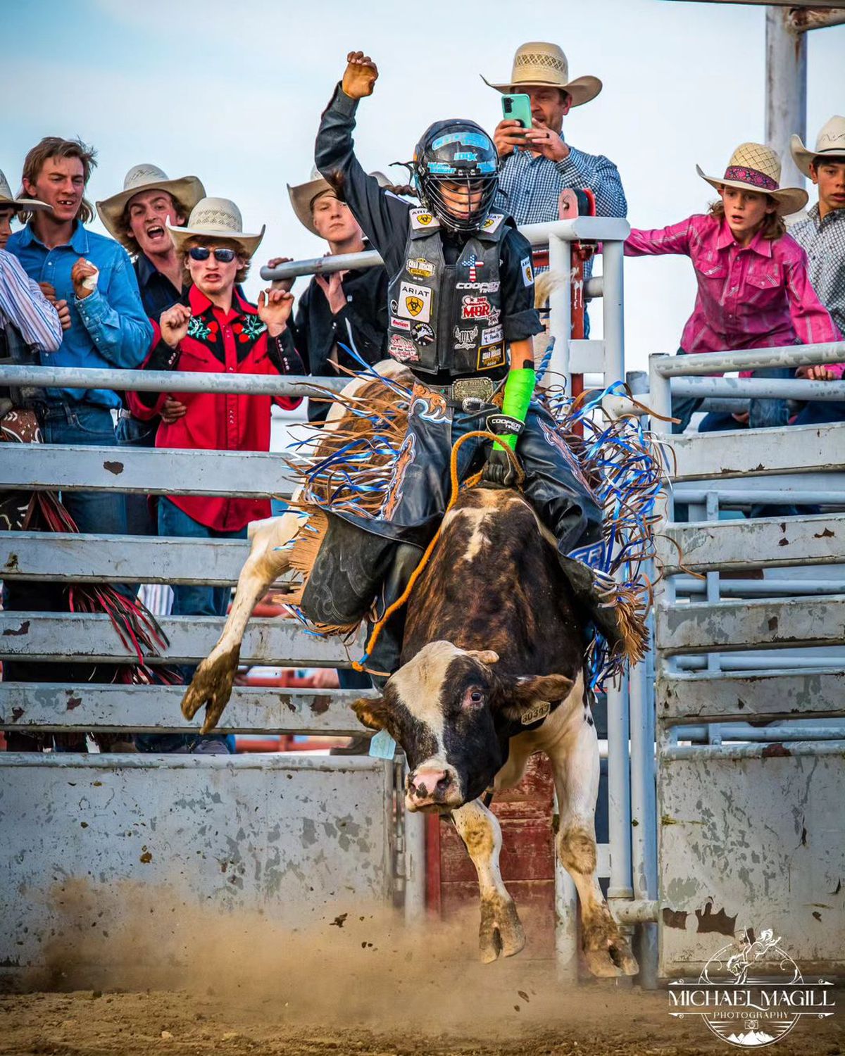 O adolescentă din SUA vrea să devină prima femeie care participă în circuitul profesionist de rodeo cu tauri