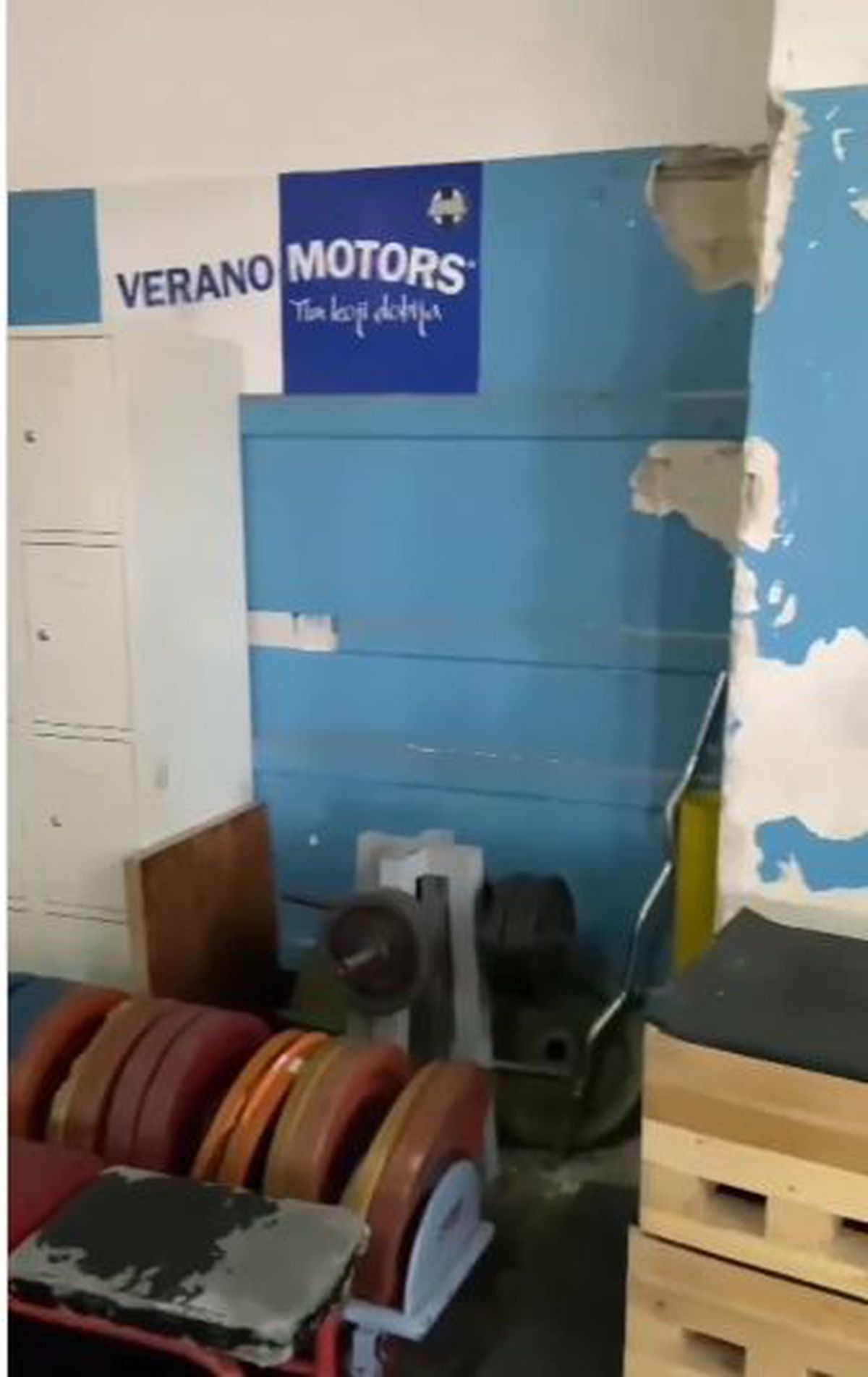 Imagini deplorabile cu stadionul unei echipe de tradiție, aflată pe val » Vestiarul stă să cadă, iar antrenorul n-a mai suportat