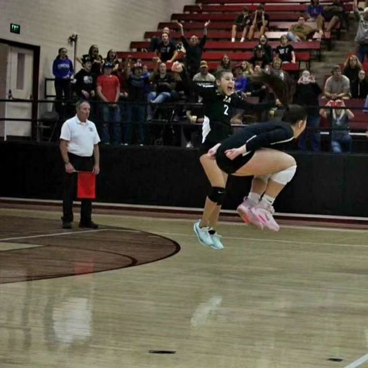 O adolescentă din SUA vrea să devină prima femeie care participă în circuitul profesionist de rodeo cu tauri