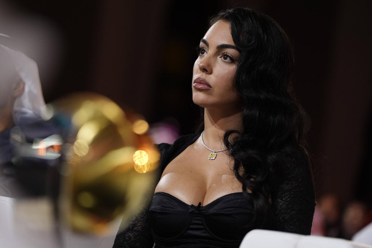 Georgina s-a pozat doar în ... tricou pentru a sărbători live golurile lui Cristiano Ronaldo! » Fotografia devenită virală