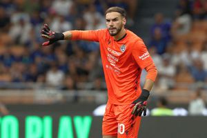 Răzvan Sava a ajuns rezerva rezervei! Scos din poartă de un veteran de 40 de ani