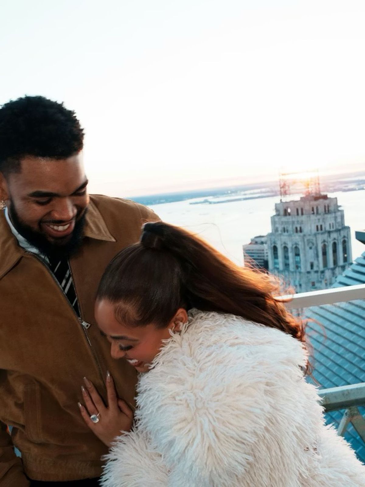 Vedeta din New York s-a logodit cu o influenceriță celebră » Moment unic pe acoperiș