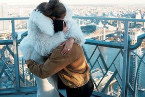 Vedeta din New York s-a logodit cu o influenceriță celebră » Moment unic pe acoperiș