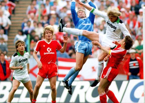 Incredibil! Povestea fotbalistului care a jucat DOUĂ meciuri oficiale într-o singură zi » Cum a fost posibil