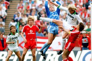 Incredibil! Povestea fotbalistului care a jucat DOUĂ meciuri oficiale într-o singură zi » Cum a fost posibil