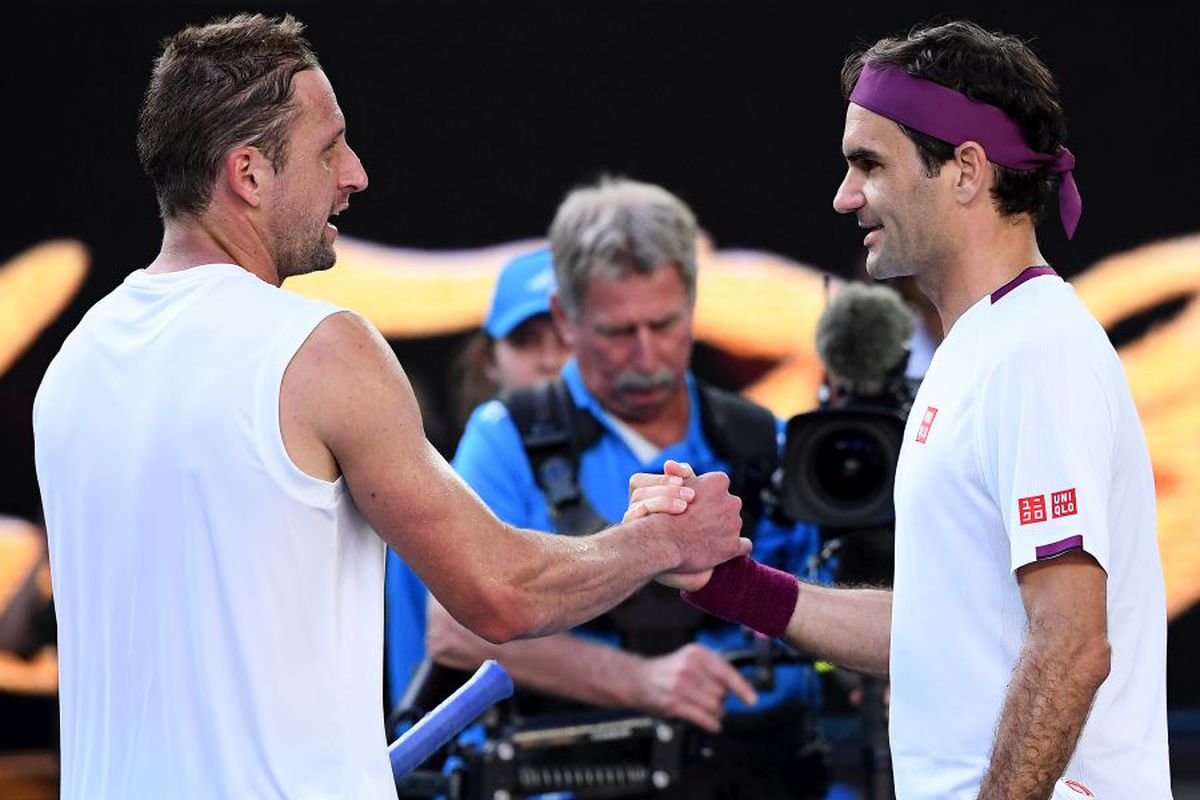 Roger Federer, SUPRAVIEȚUITORUL! Revenire după 7 mingi de meci cu Tennys Sandgren și e în semifinale la Australian Open 2020: „Sincer, trebuia să plec la schi”