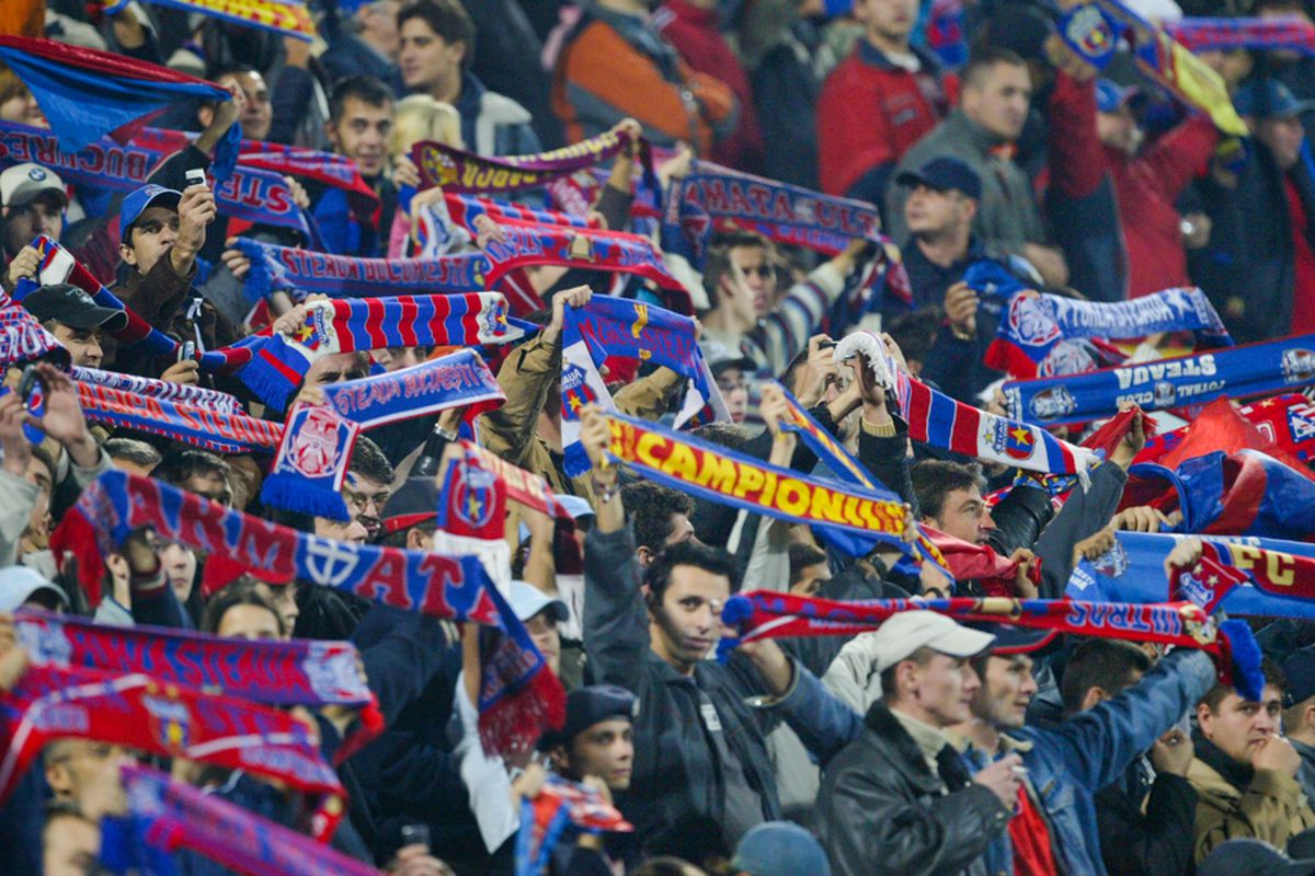 DINAMO - FCSB // VIDEO Fanii au mers peste jucători în cantonament! Liderul Mustață le-a ținut un discurs + MM Stoica a dat startul scandărilor jignitoare