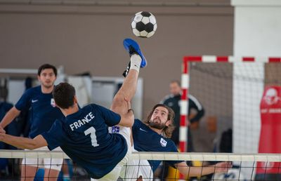 VIDEO Gabriel Marinescu, un român stabilit în Franța, e regele fotbal-tenisului în țara adoptivă