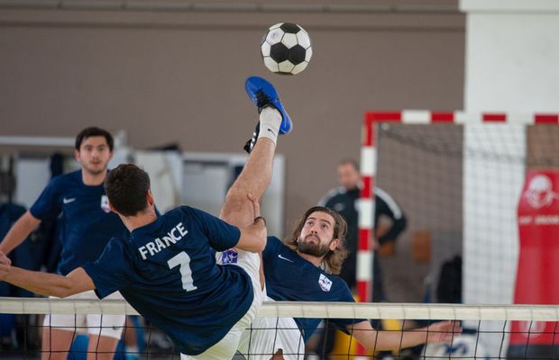 VIDEO Gabriel Marinescu, un român stabilit în Franța, e regele fotbal-tenisului în țara adoptivă