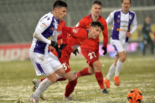 Octavian Popescu se luptă pentru minge în FC Argeș - FCSB 0-0 // foto: Cristi Preda