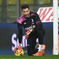 Legendarul portar italian, cu 1.099 de meciuri la club și la naționala Italiei, vrea să-l depășească pe Ballotta și să devină cel mai în vârstă fotbalist peninsular activ. Foto: Guliver/GettyImages