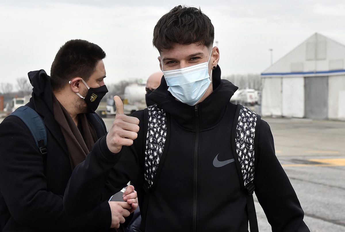 Parma a scos la vânzare tricouri cu Dennis Man! Cât costă + ce număr va avea românul