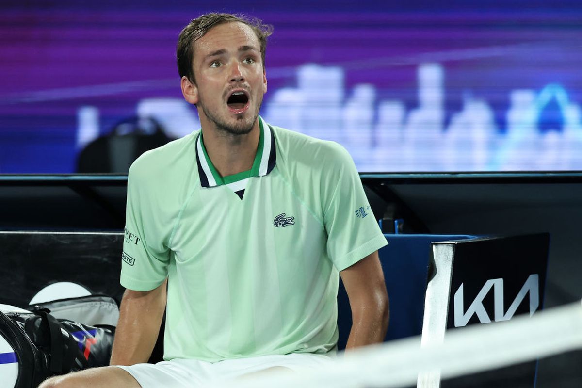 Medvedev - Nadal, finală cu mize istorice la Australian Open » Criza rusului în semifinala cu Tsitsipas: „Ești prost? Uită-te la mine, cu tine vorbesc!”